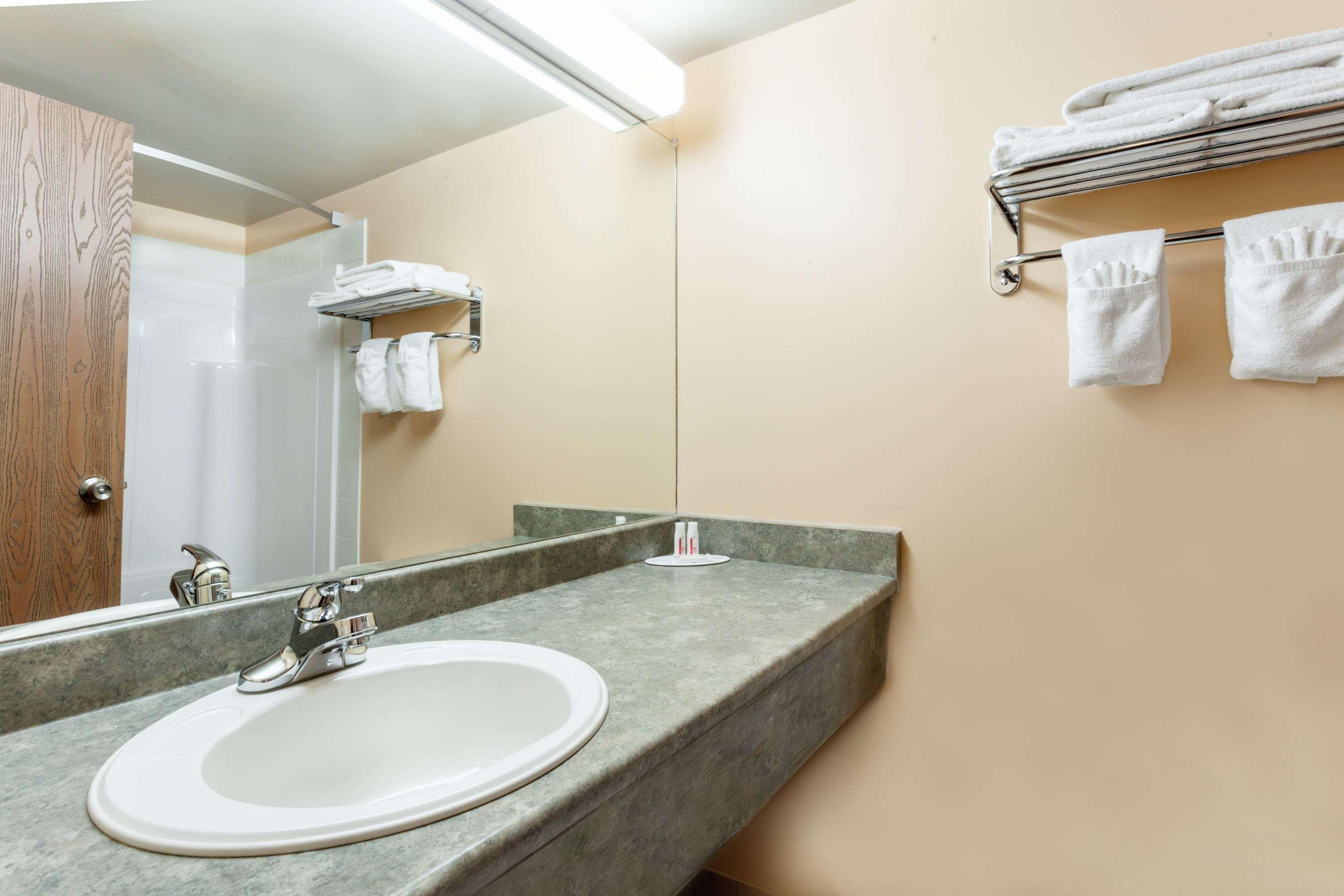 Hotel Super 8 By Wyndham Caraquet Extérieur photo