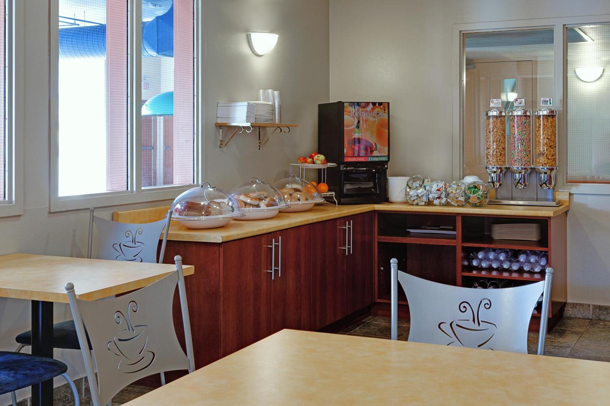 Hotel Super 8 By Wyndham Caraquet Extérieur photo