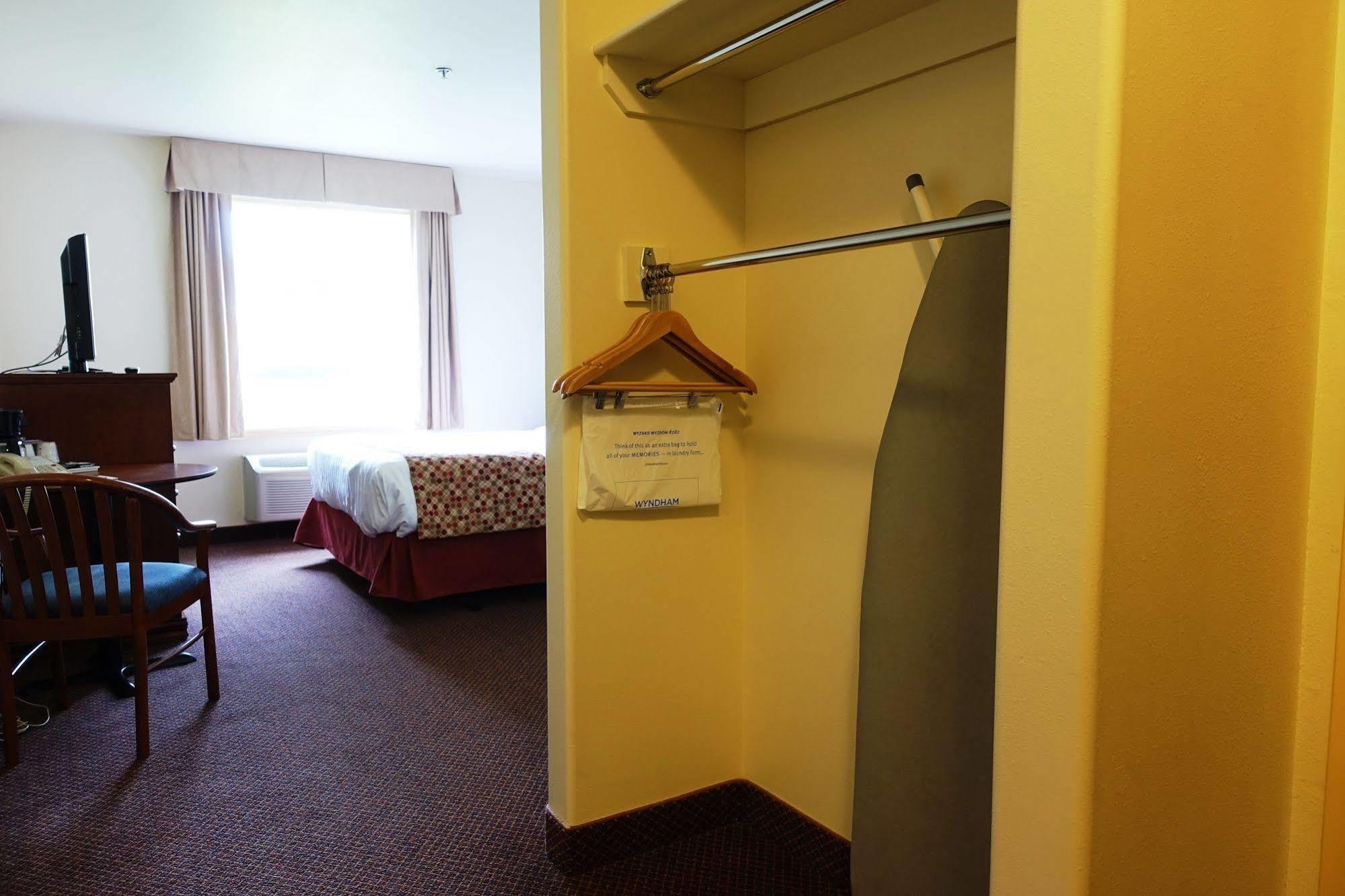 Hotel Super 8 By Wyndham Caraquet Extérieur photo